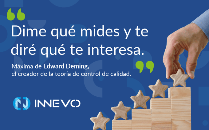 "Dime qué mides y te diré qué te interesa" Máxima de Edward Deming, creador de la teoría de control de calidad. Escalera de bloques con estrellas en cada escalón y una mano posicionando la estrella final que representa la alta calidad.