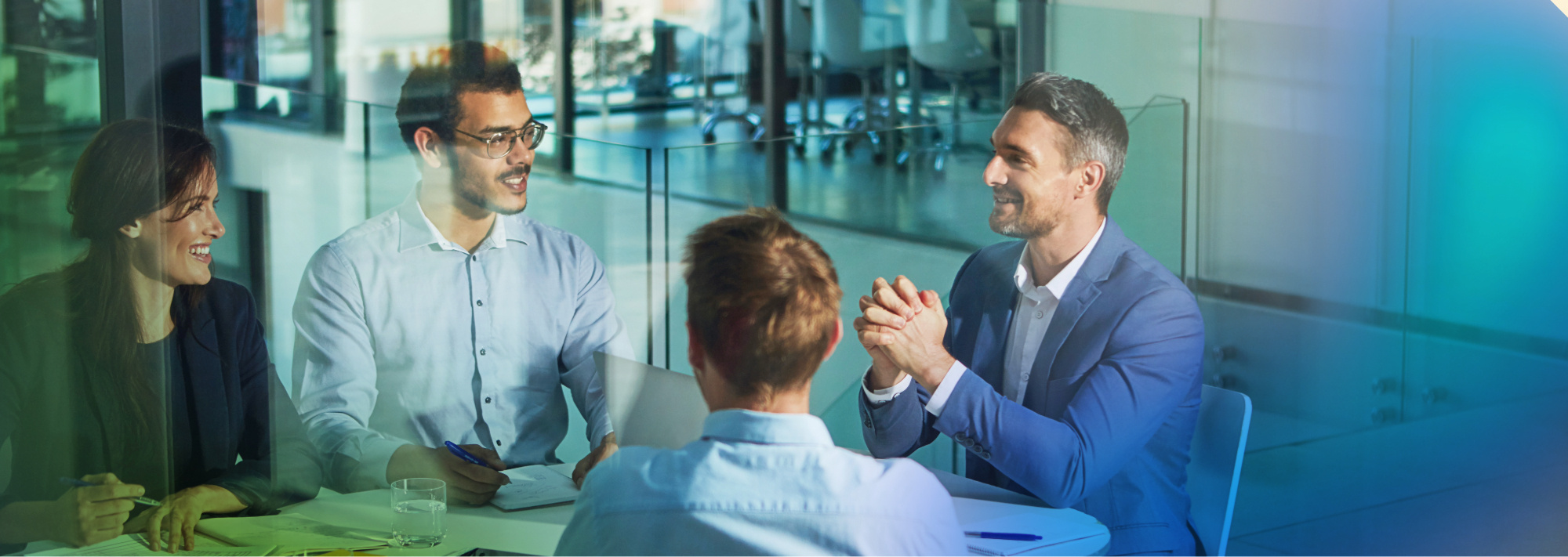 Gerente con habilidades de liderazgo con un equipo de trabajo en oficina moderna