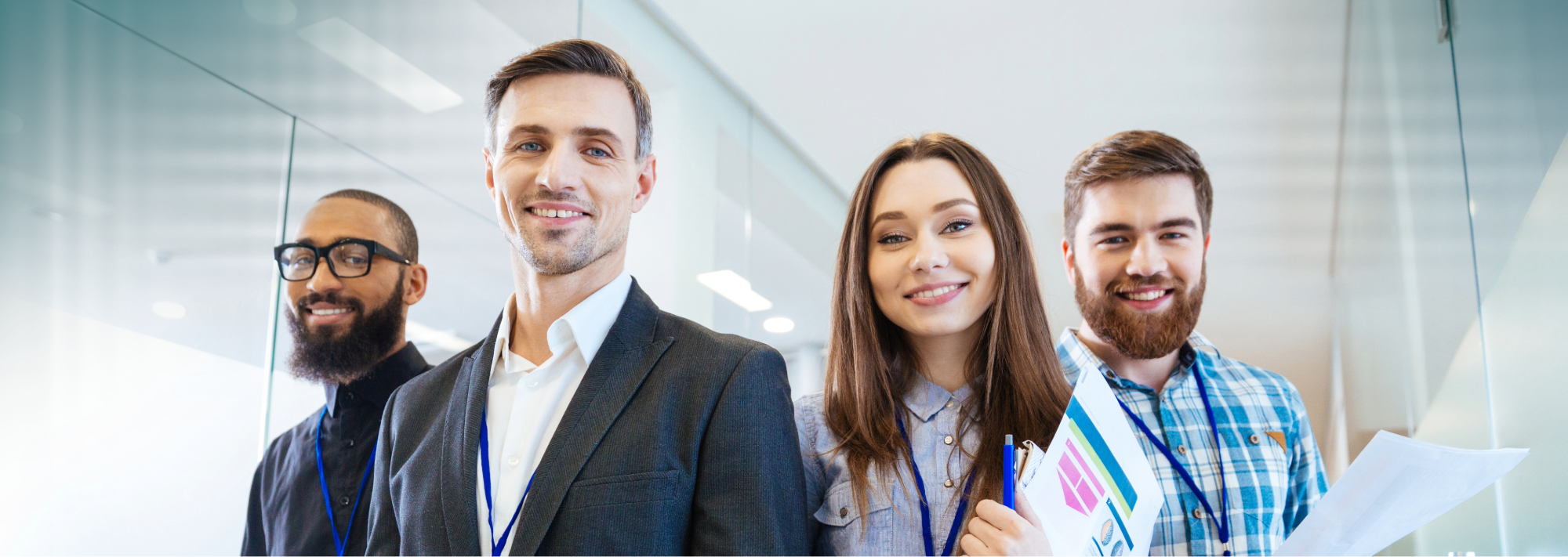 Equipo de directivos y gerentes haciendo equipo para desarrollar sinergia en la empresa