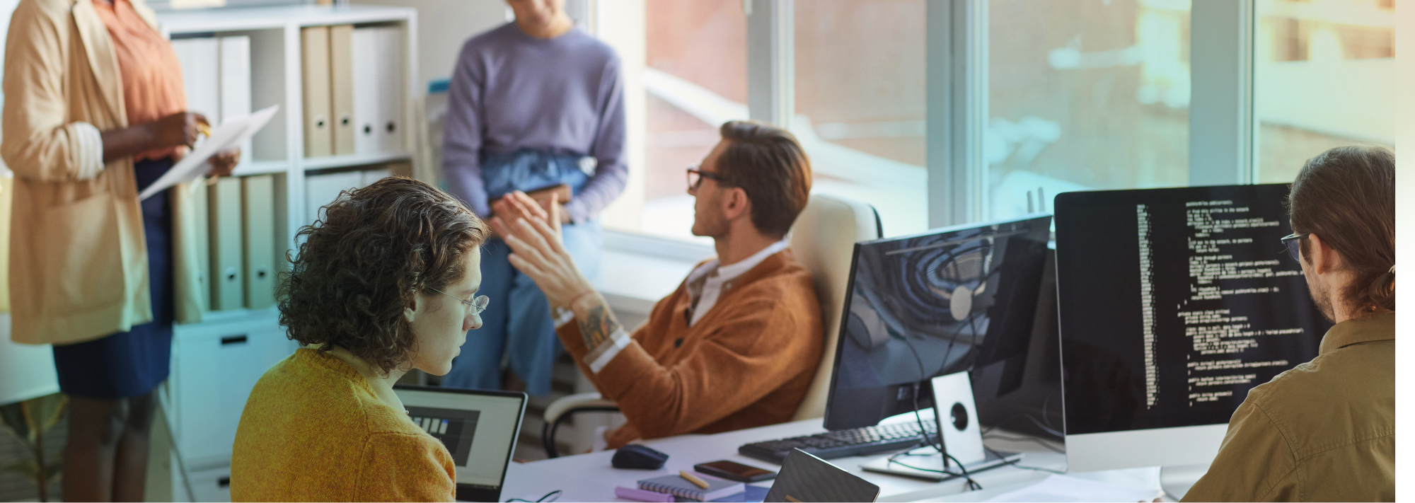 Equipo implementando un sistema de gestión de calidad del producto para empresa de desarrollo de software