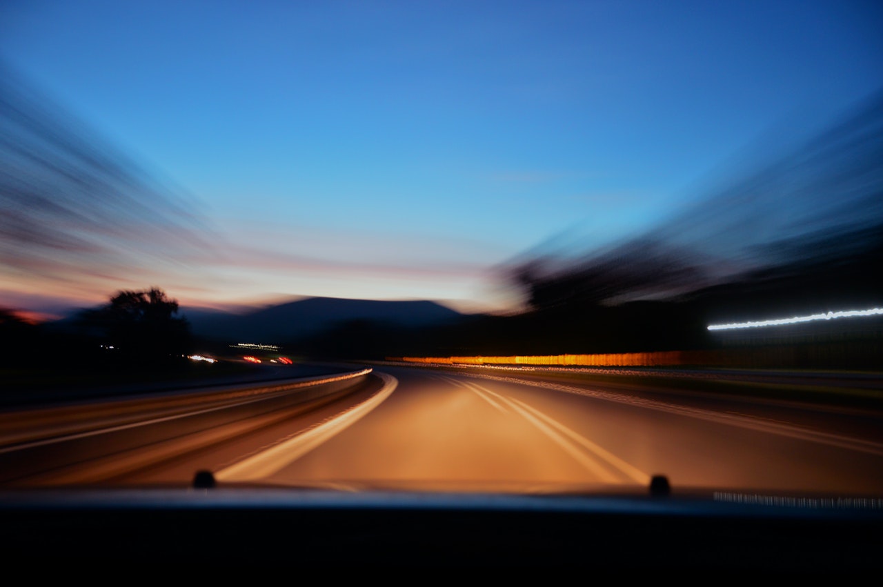 Vista de una carretera a alta velocidad, representando a las empresas que crecen a un ritmo descontrolado y sin previsión de capacidad.